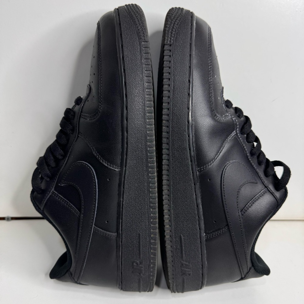 Men’s size 9.5 Nike Air Force 1 low triple black ‘07 classic sneakers popular og - Picture 8 of 11